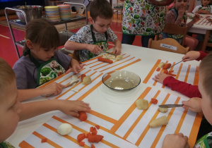 dzieci kroją ugotowane warzywa